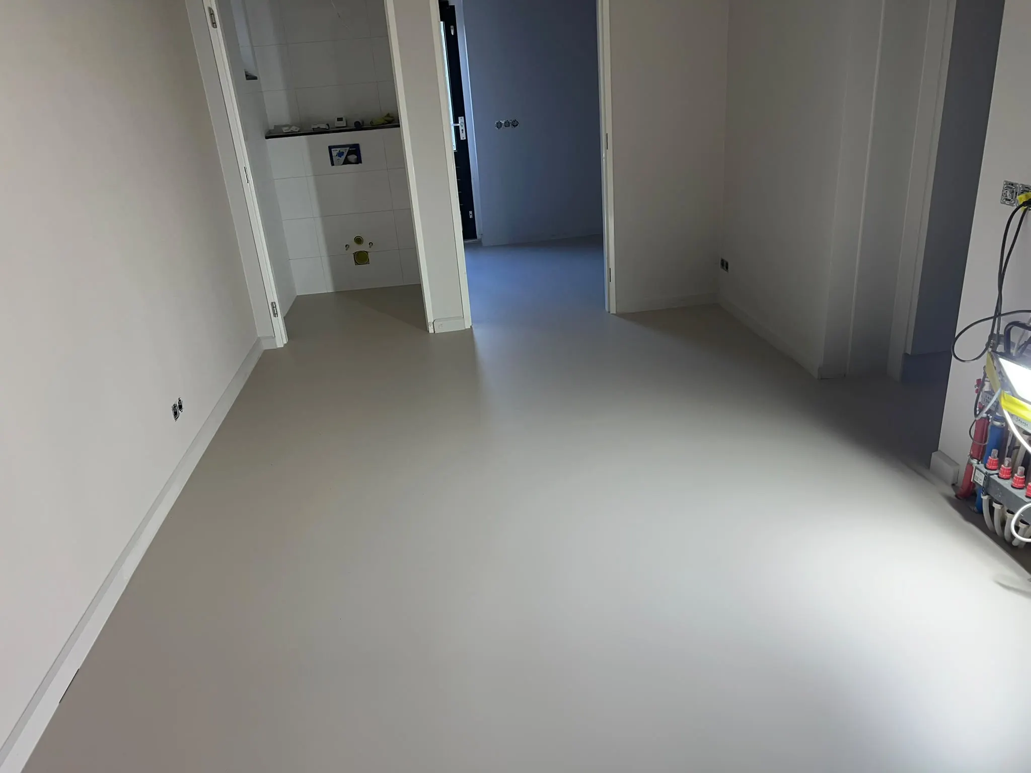 Woning met een naadloze, lichtgrijze gietvloer